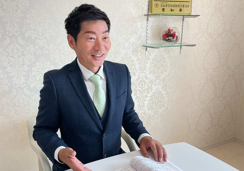 空き家の売却・活用プランを相談する様子